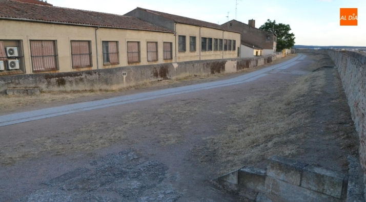 Un encapuchado asalta a un mirobrigense que iba paseando por la muralla