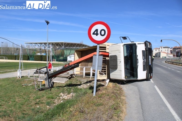 Un camión del servicio municipal vuelca en la entrada de Alba de Tormes 