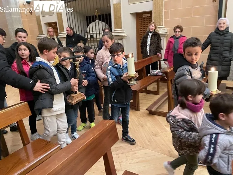Foto 5 - El V&iacute;a Crucis de los ni&ntilde;os anuncia la cercan&iacute;a de la Semana Santa