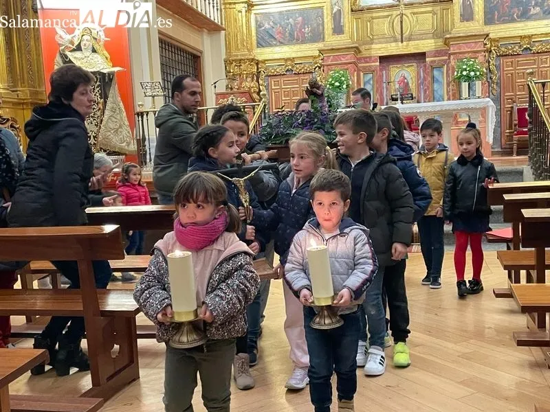 Foto 4 - El V&iacute;a Crucis de los ni&ntilde;os anuncia la cercan&iacute;a de la Semana Santa
