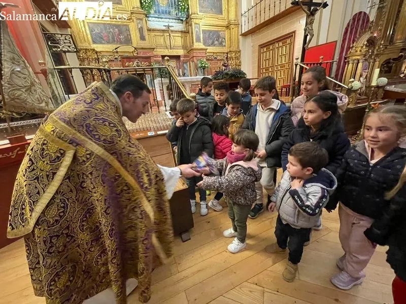 Foto 2 - El V&iacute;a Crucis de los ni&ntilde;os anuncia la cercan&iacute;a de la Semana Santa