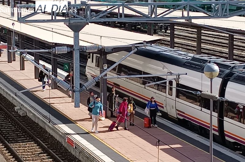 Viajeros en la estación de tren de Salamanca. Foto de archivo
