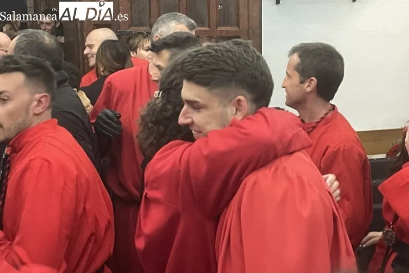 Foto 2 - Devoci&oacute;n multitudinaria y sorpresas protagonizan la esperada procesi&oacute;n del Cristo del Humilladero y Nuestra Se&ntilde;ora de las L&aacute;grimas