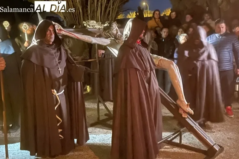Foto 4 - La procesi&oacute;n del Lunes Santo hace historia, por primera un Santo Cristo traspasa las puertas del cementerio