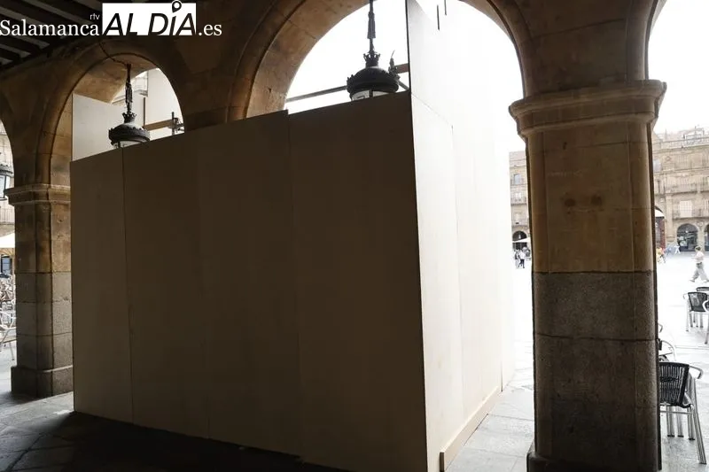 La Plaza Mayor ya cuenta con el andamio y las protecciones necesarias para tallar el relieve con la figura de Alfonso IX en uno de los medallones. Fotos: David Sañudo