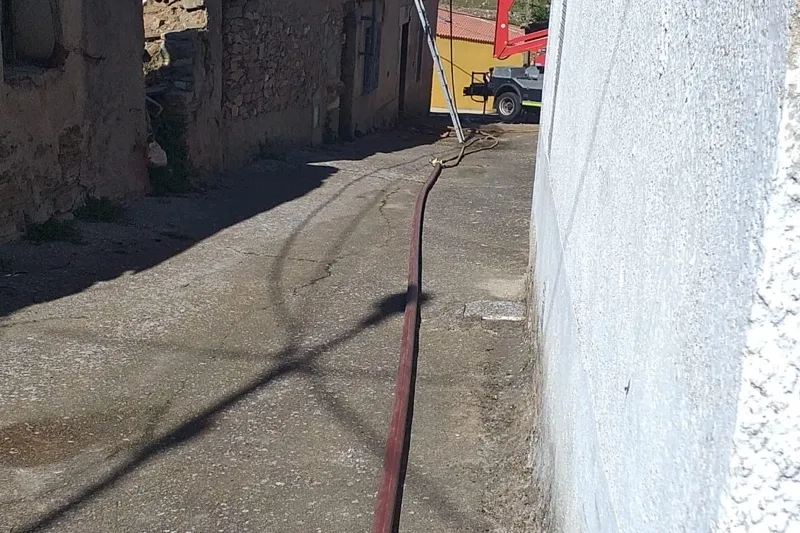 Foto 4 - Al menos dos dotaciones de Bomberos de Pe&ntilde;aranda intervienen en un grave incendio en Horcajo Medianero