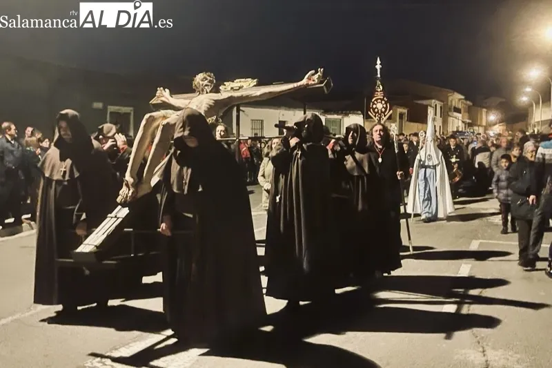 Foto 6 - La procesi&oacute;n del Lunes Santo hace historia, por primera un Santo Cristo traspasa las puertas del cementerio