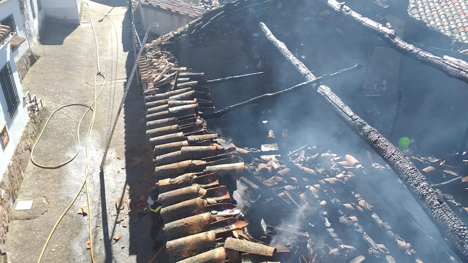 Foto 5 - Al menos dos dotaciones de Bomberos de Pe&ntilde;aranda intervienen en un grave incendio en Horcajo Medianero