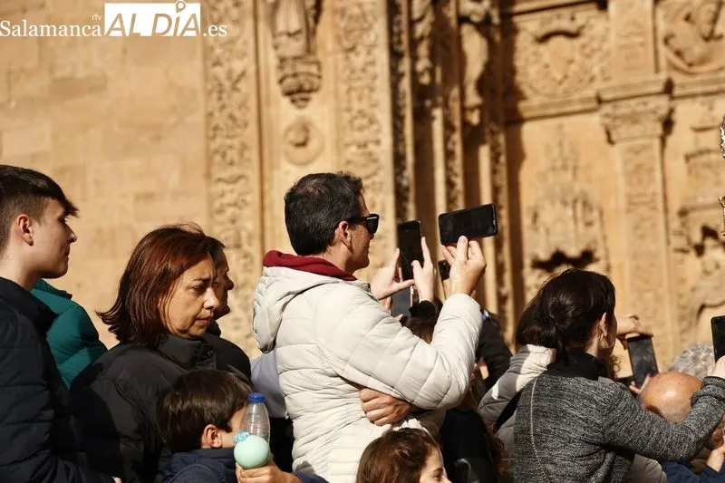 Numeroso público presencia la procesión de la Archicofradía del Rosario con Nuestro Padre Jesús de la Rendición. Fotos: David Sañudo