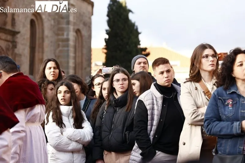 Numeroso público presencia la procesión de la Archicofradía del Rosario con Nuestro Padre Jesús de la Rendición. Fotos: David Sañudo