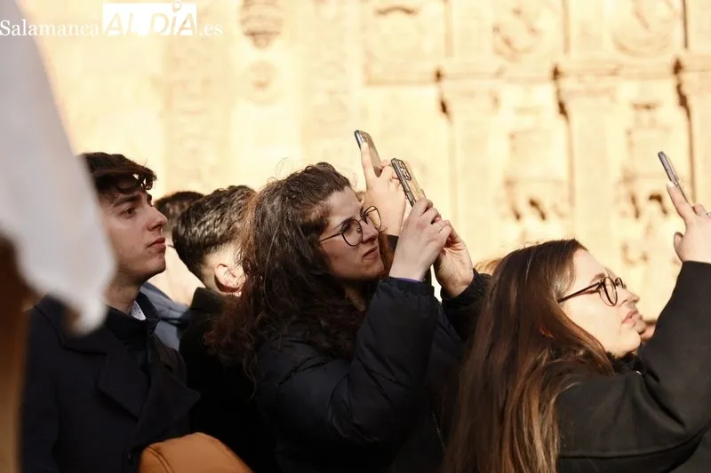 Numeroso público presencia la procesión de la Archicofradía del Rosario con Nuestro Padre Jesús de la Rendición. Fotos: David Sañudo