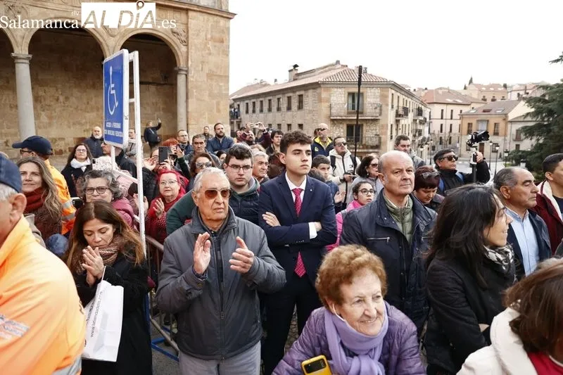Numeroso público presencia la procesión de la Archicofradía del Rosario con Nuestro Padre Jesús de la Rendición. Fotos: David Sañudo