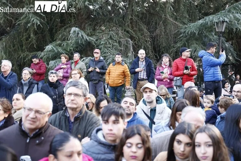 Numeroso público presencia la procesión de la Archicofradía del Rosario con Nuestro Padre Jesús de la Rendición. Fotos: David Sañudo