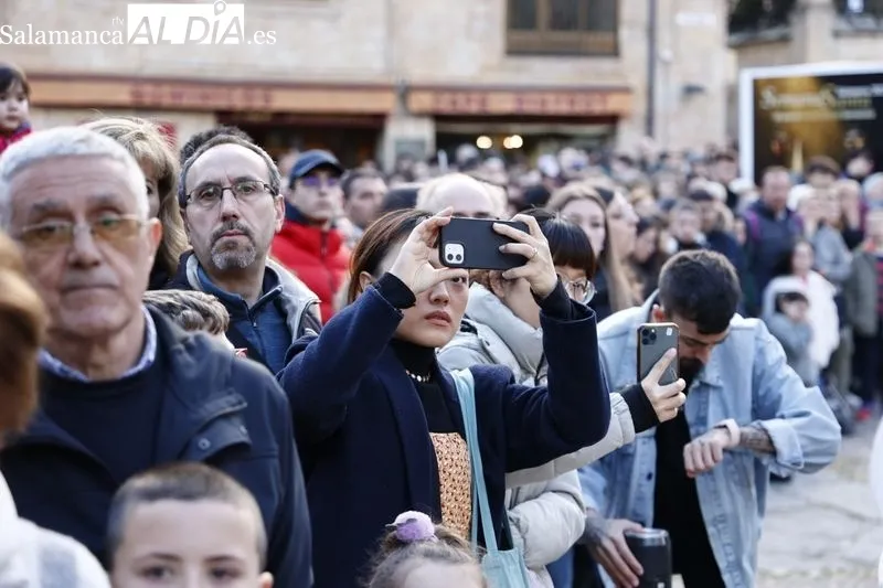 Numeroso público presencia la procesión de la Archicofradía del Rosario con Nuestro Padre Jesús de la Rendición. Fotos: David Sañudo