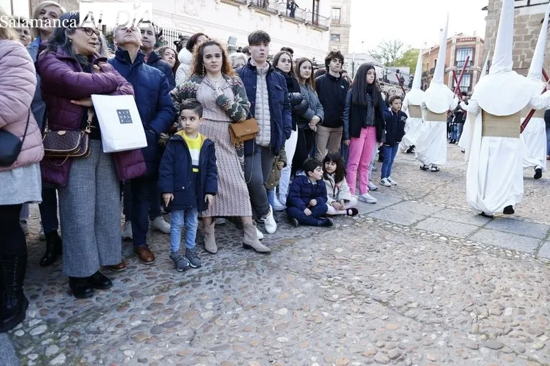 Numeroso público presencia la procesión de la Archicofradía del Rosario con Nuestro Padre Jesús de la Rendición. Fotos: David Sañudo