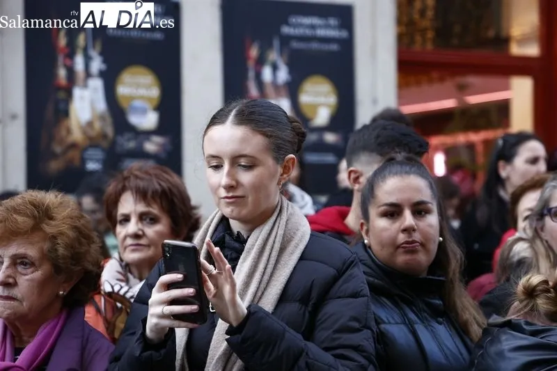 Numeroso público presencia la procesión de la Archicofradía del Rosario con Nuestro Padre Jesús de la Rendición. Fotos: David Sañudo