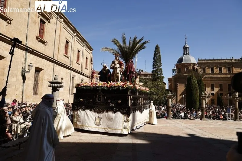 Foto 8 - Una multitud recibe a 'La Borriquilla' en Salamanca