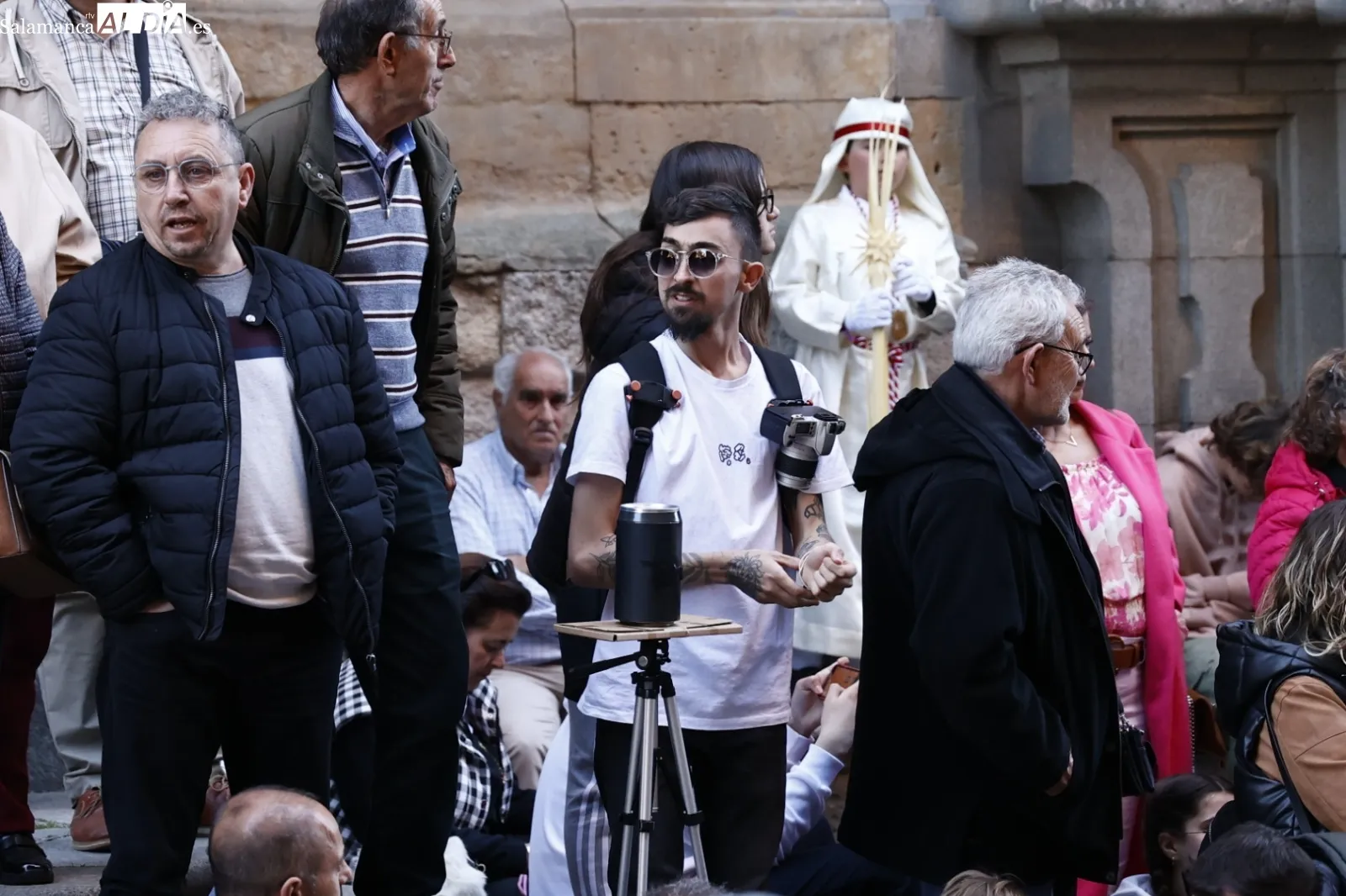 Foto 18 - Numerosas personas admiran la procesi&oacute;n del Despojado y La Caridad