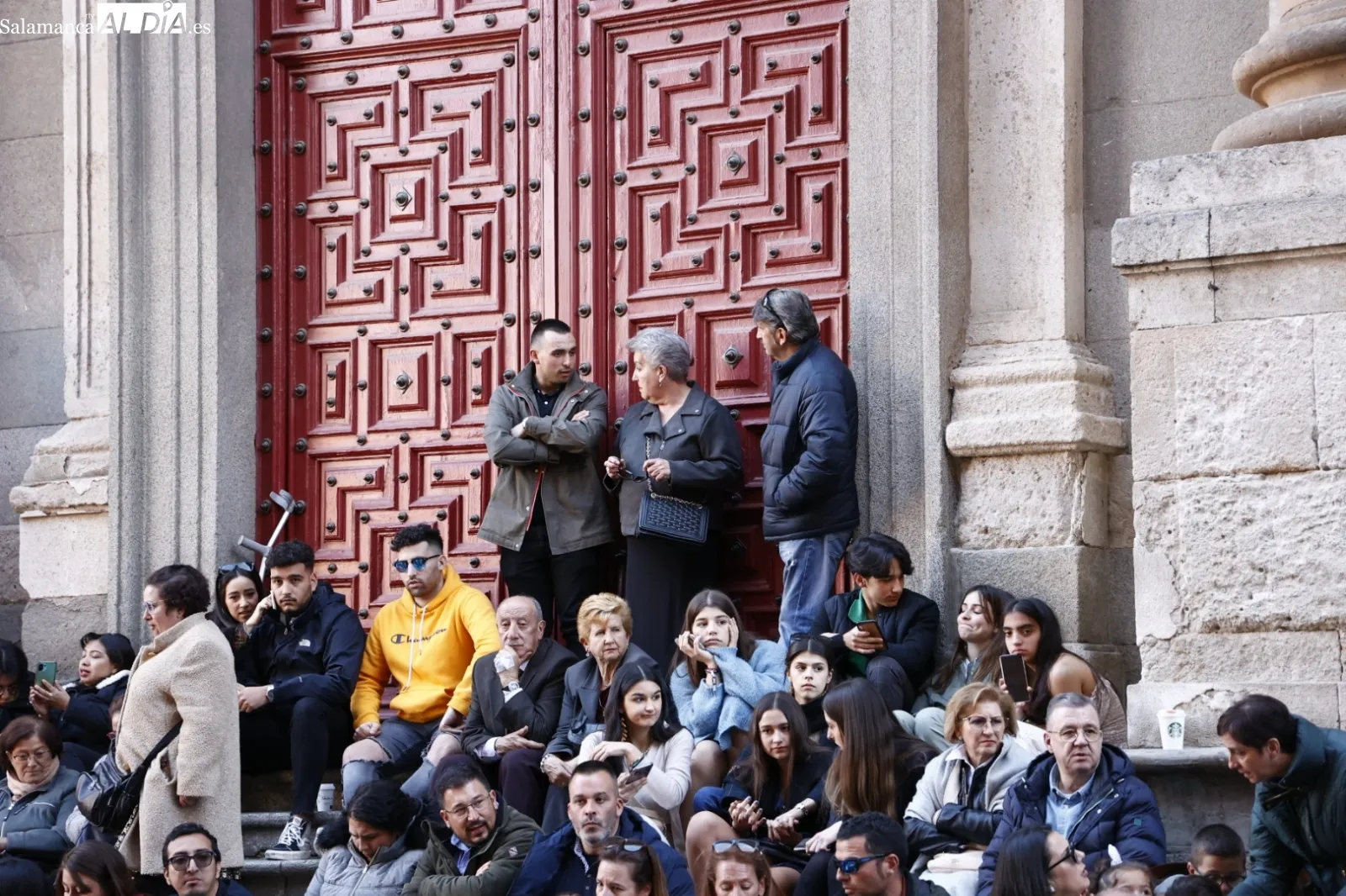 Foto 17 - Numerosas personas admiran la procesi&oacute;n del Despojado y La Caridad