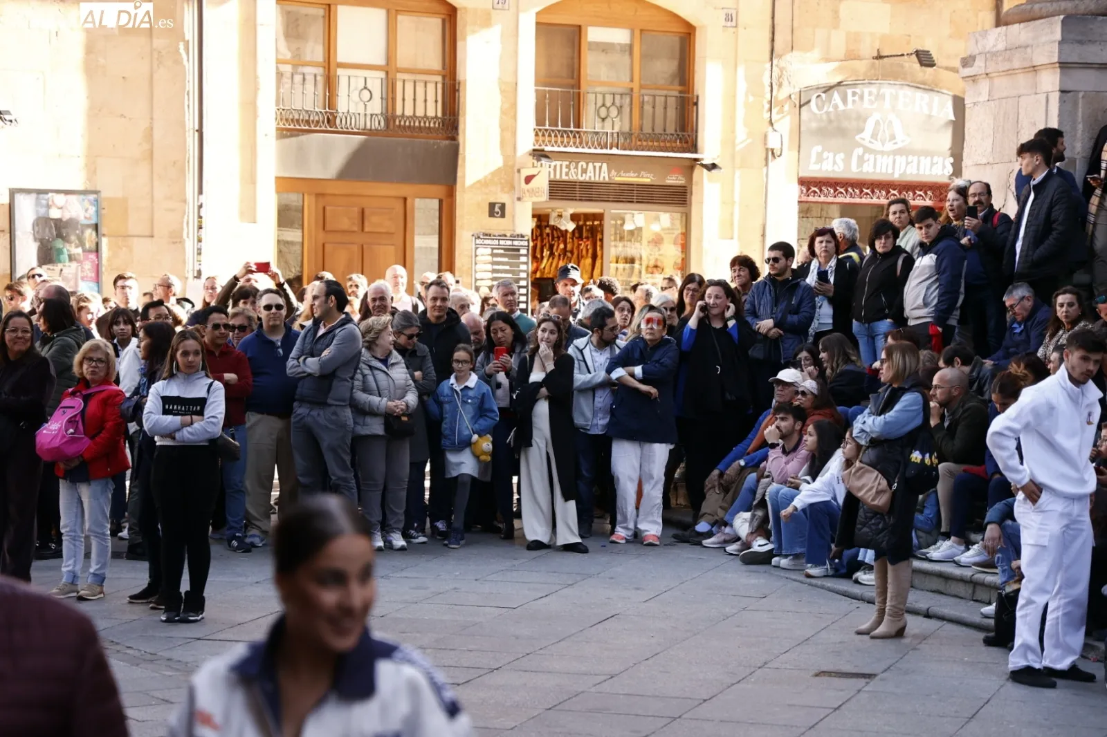 Foto 16 - Numerosas personas admiran la procesi&oacute;n del Despojado y La Caridad