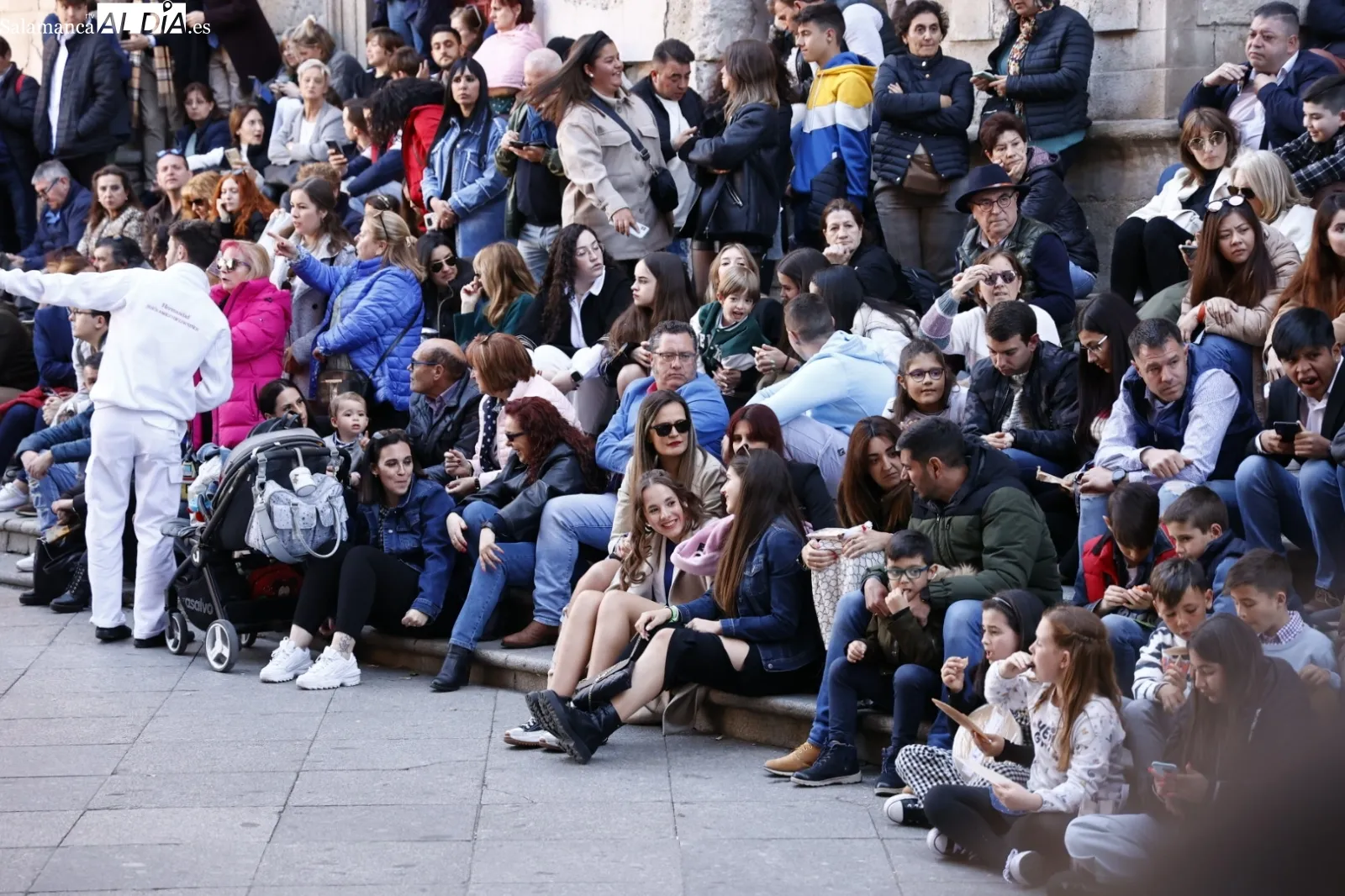 Foto 15 - Numerosas personas admiran la procesi&oacute;n del Despojado y La Caridad