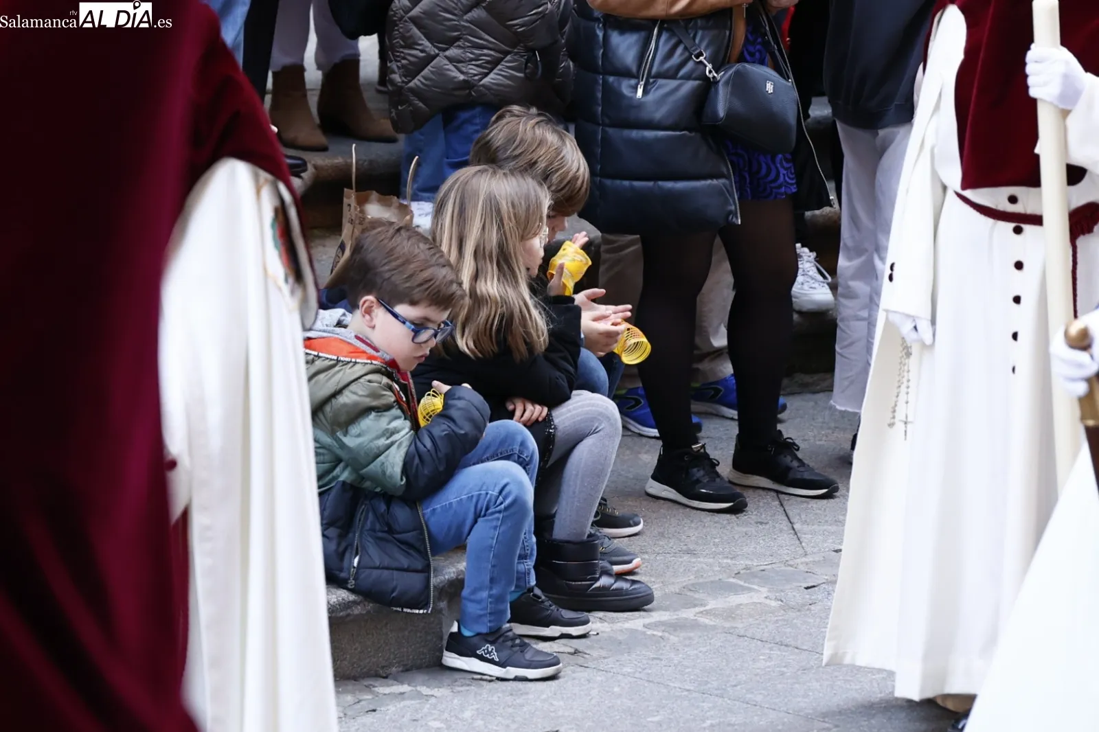 Foto 14 - Numerosas personas admiran la procesi&oacute;n del Despojado y La Caridad