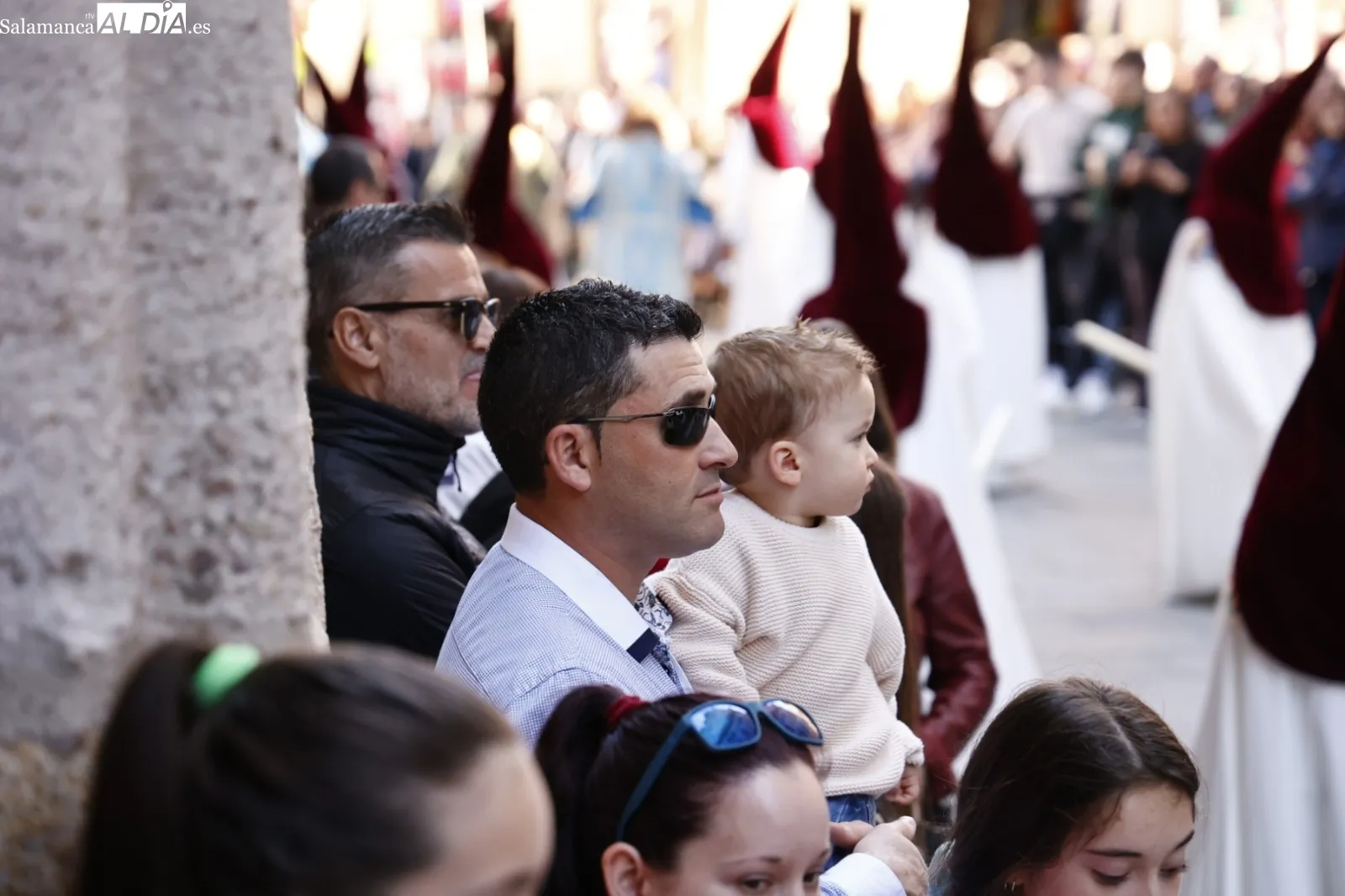 Foto 13 - Numerosas personas admiran la procesi&oacute;n del Despojado y La Caridad