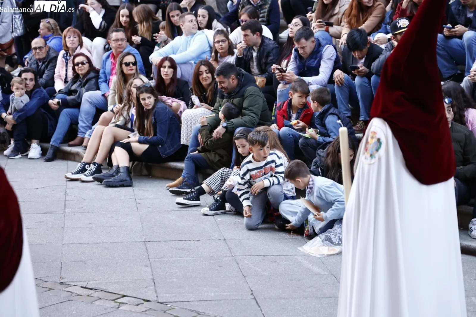 Foto 12 - Numerosas personas admiran la procesi&oacute;n del Despojado y La Caridad