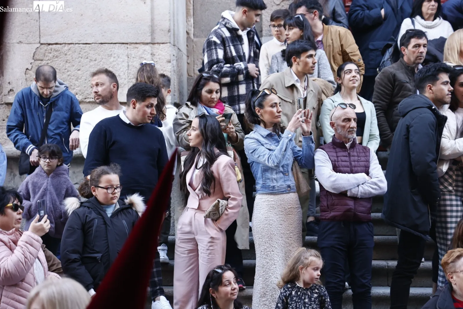 Foto 11 - Numerosas personas admiran la procesi&oacute;n del Despojado y La Caridad
