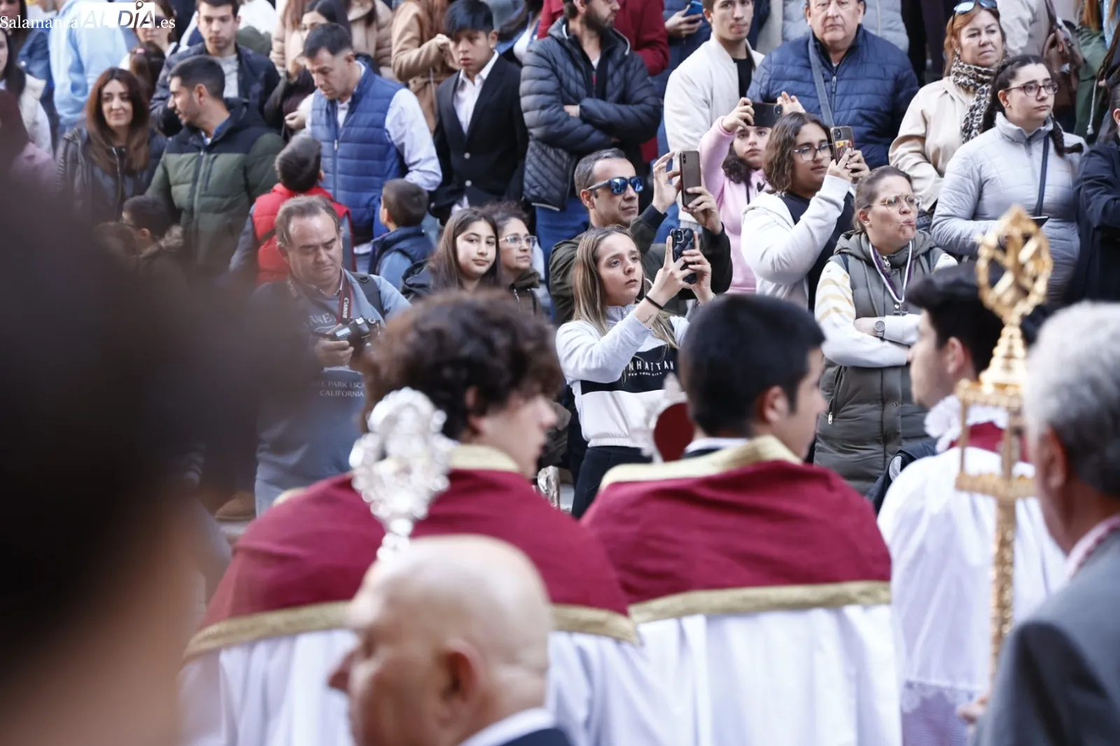 Foto 10 - Numerosas personas admiran la procesi&oacute;n del Despojado y La Caridad