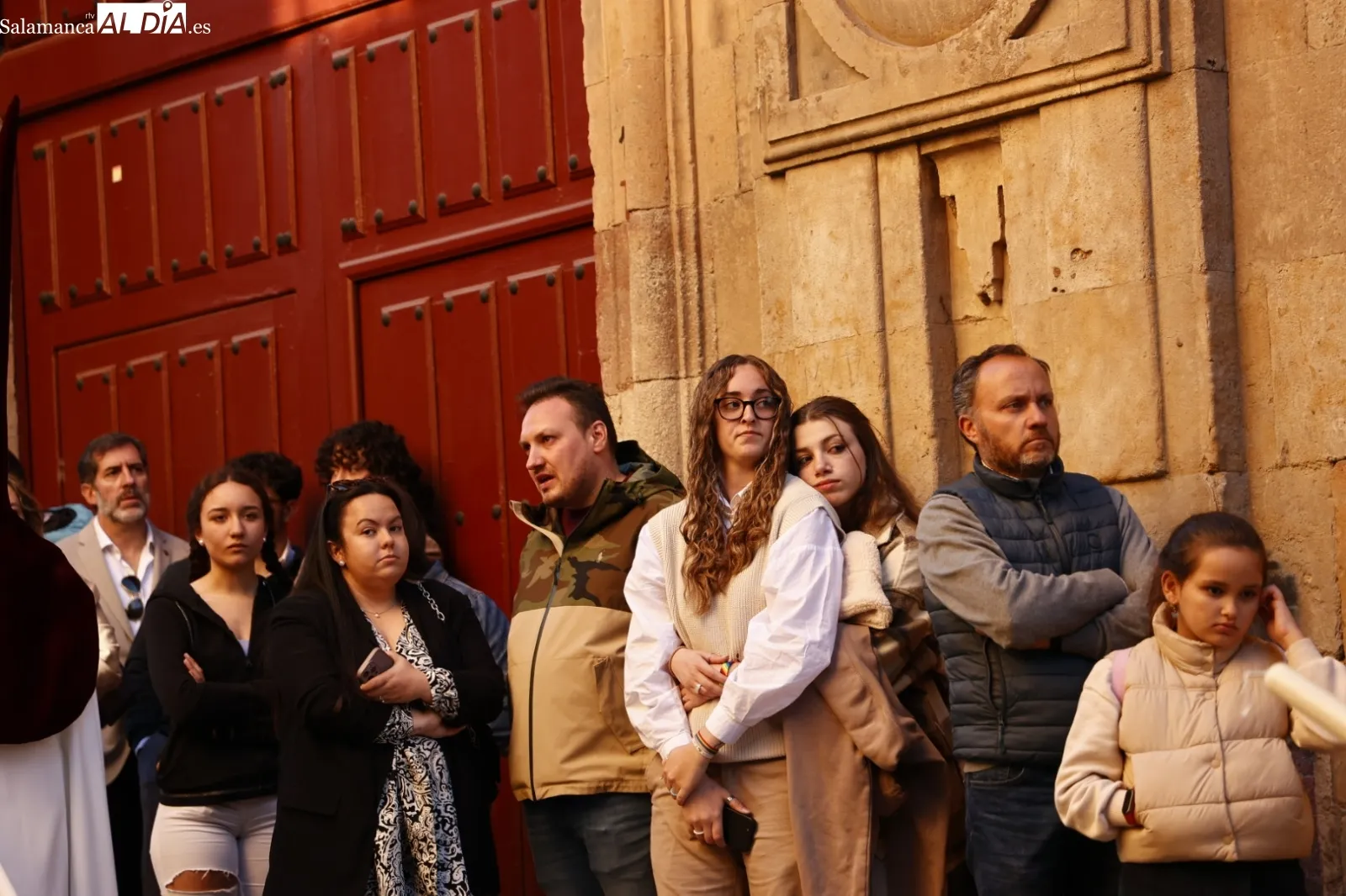 Foto 9 - Numerosas personas admiran la procesi&oacute;n del Despojado y La Caridad
