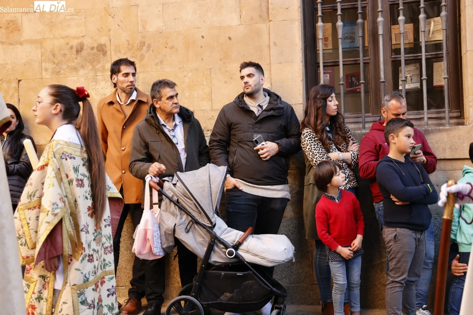Foto 8 - Numerosas personas admiran la procesi&oacute;n del Despojado y La Caridad