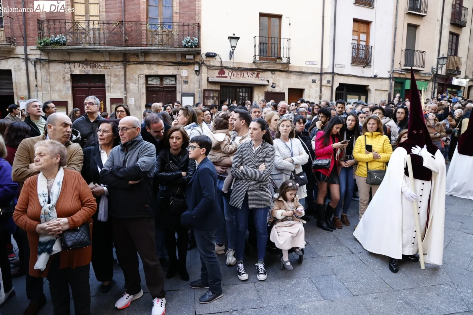 Foto 6 - Numerosas personas admiran la procesi&oacute;n del Despojado y La Caridad