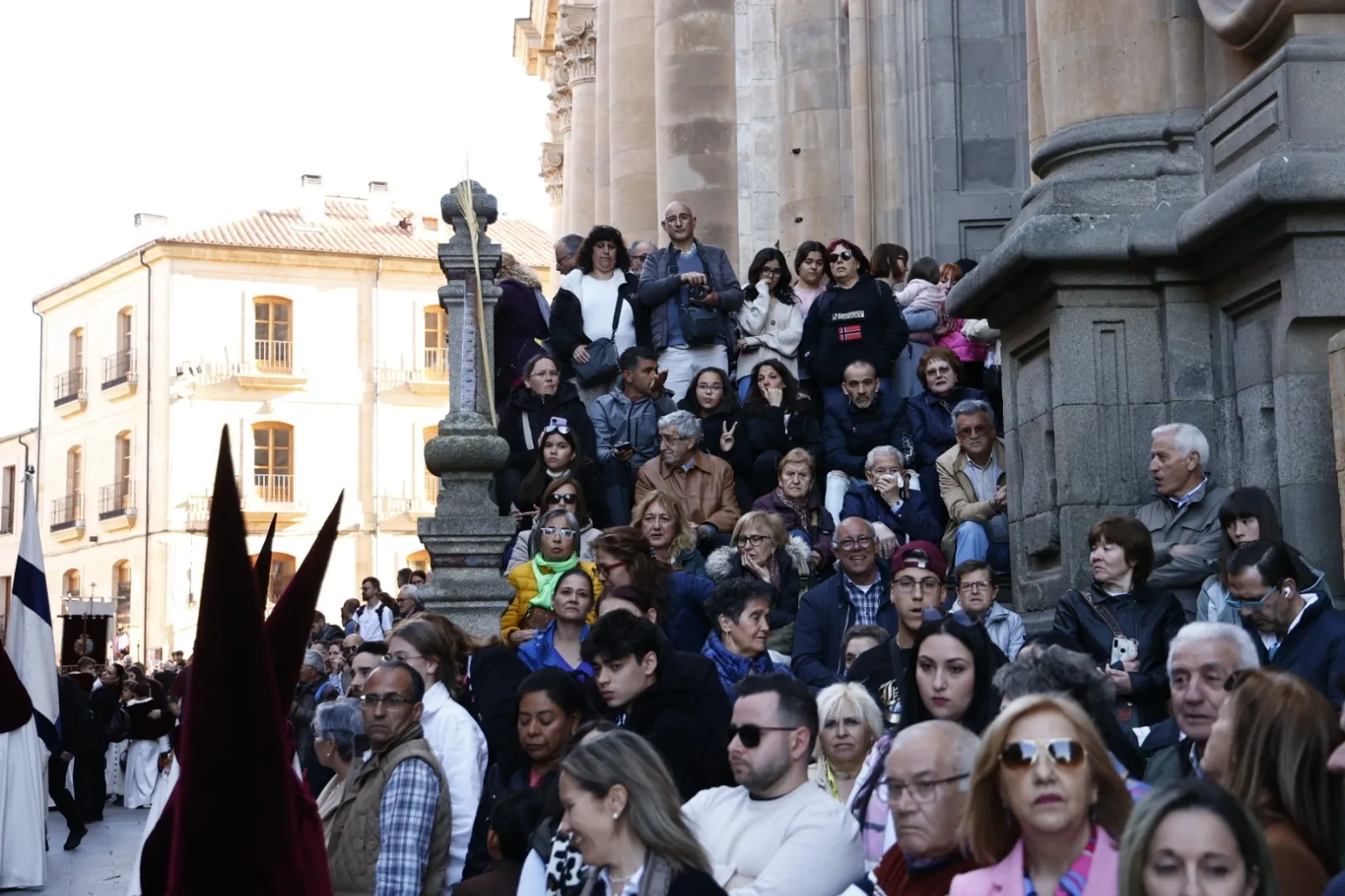 Foto 5 - Numerosas personas admiran la procesi&oacute;n del Despojado y La Caridad