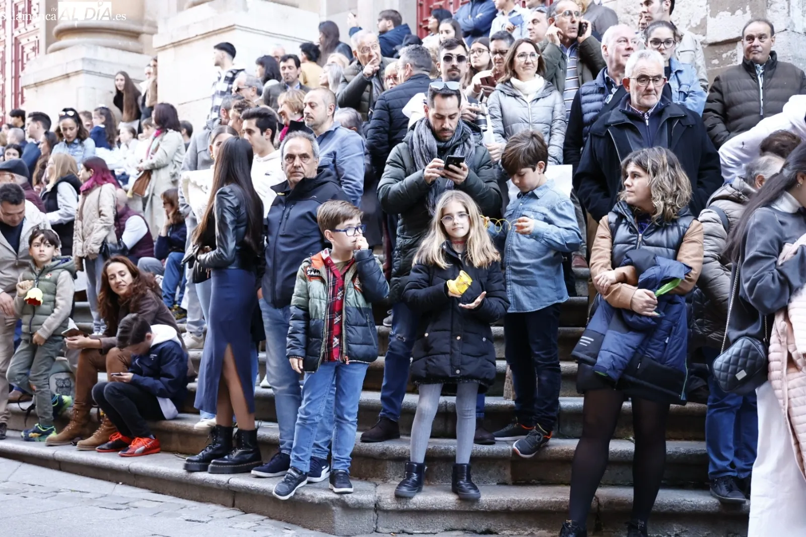 Foto 4 - Numerosas personas admiran la procesi&oacute;n del Despojado y La Caridad