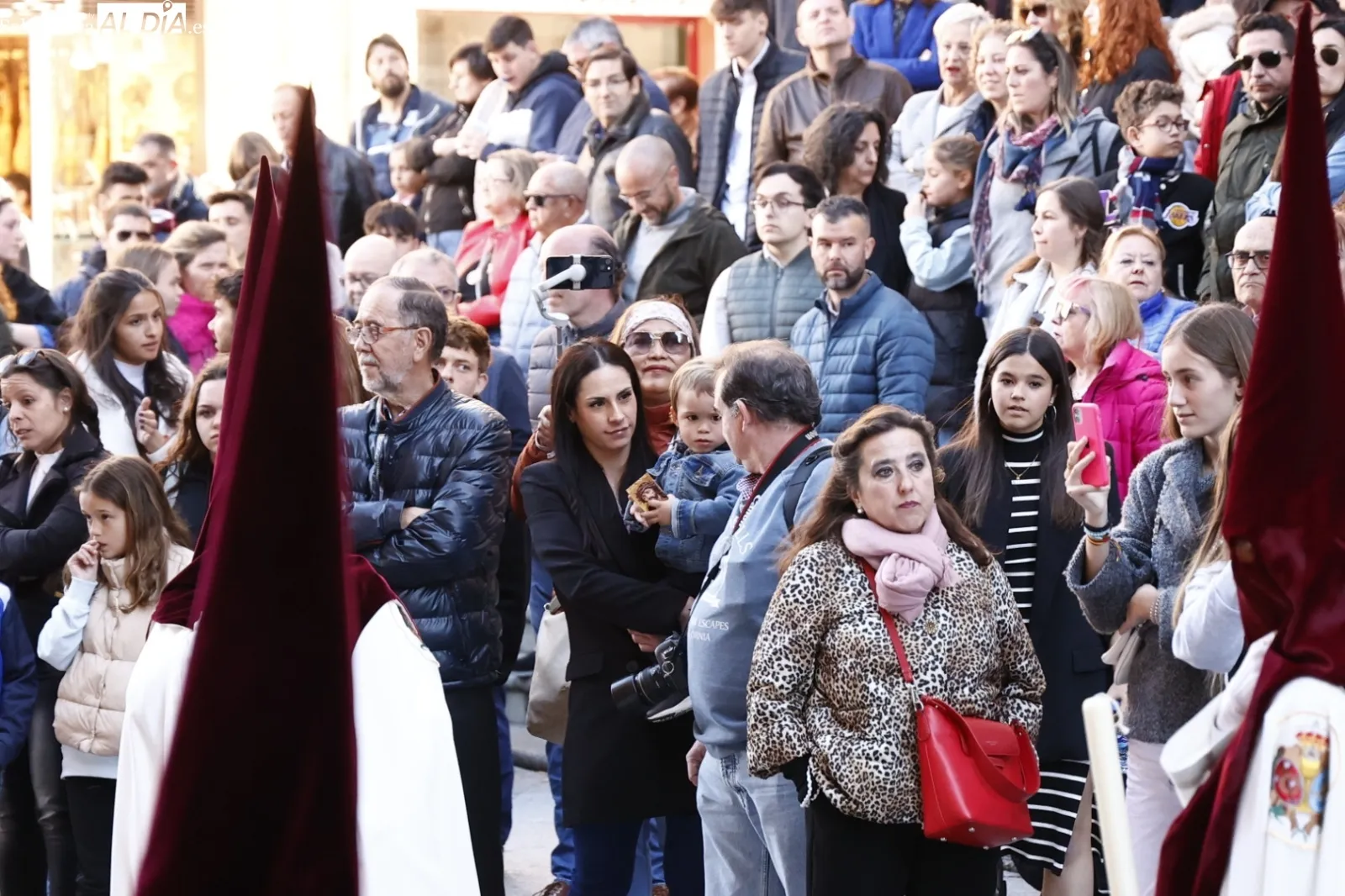 Foto 3 - Numerosas personas admiran la procesi&oacute;n del Despojado y La Caridad