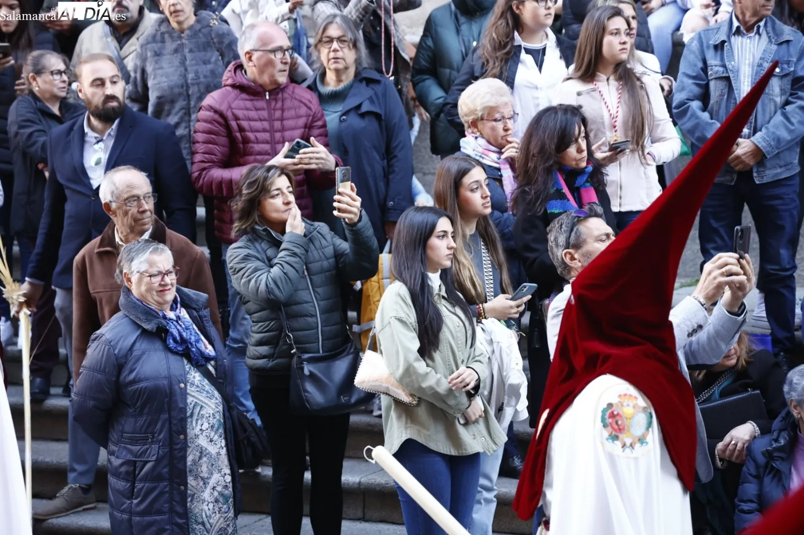 Foto 2 - Numerosas personas admiran la procesi&oacute;n del Despojado y La Caridad