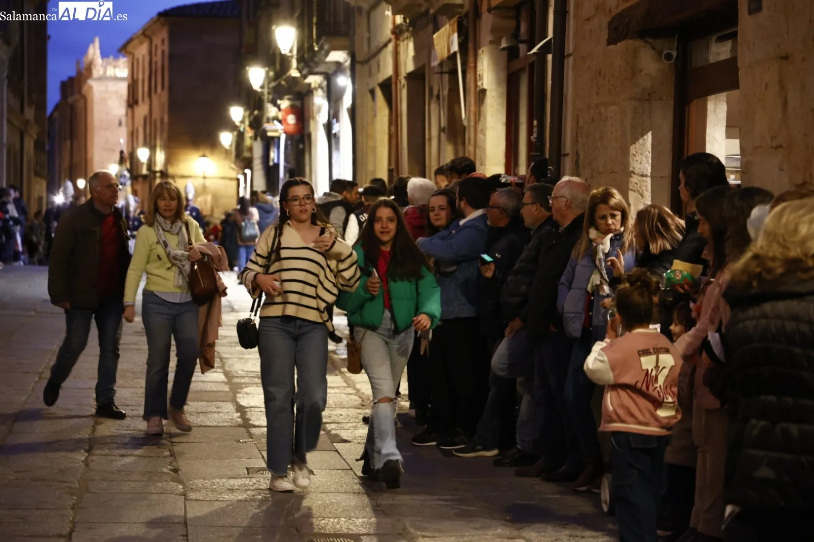 Numerosas personas han seguido la procesión de Jesús Flagelado y Nuestra Señora de las Lágrimas. Fotos: David Sañudo
