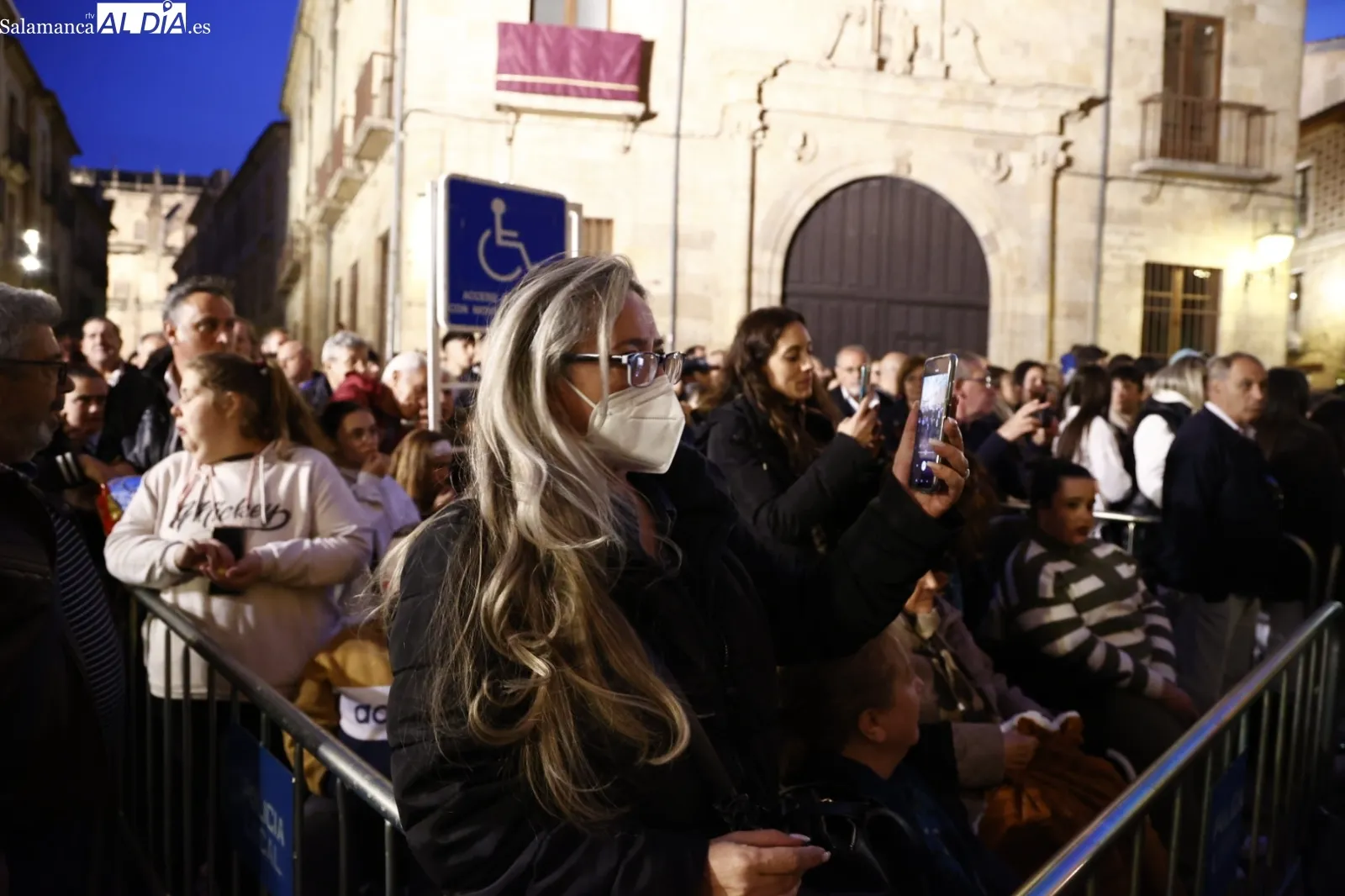 Numerosas personas han seguido la procesión de Jesús Flagelado y Nuestra Señora de las Lágrimas. Fotos: David Sañudo