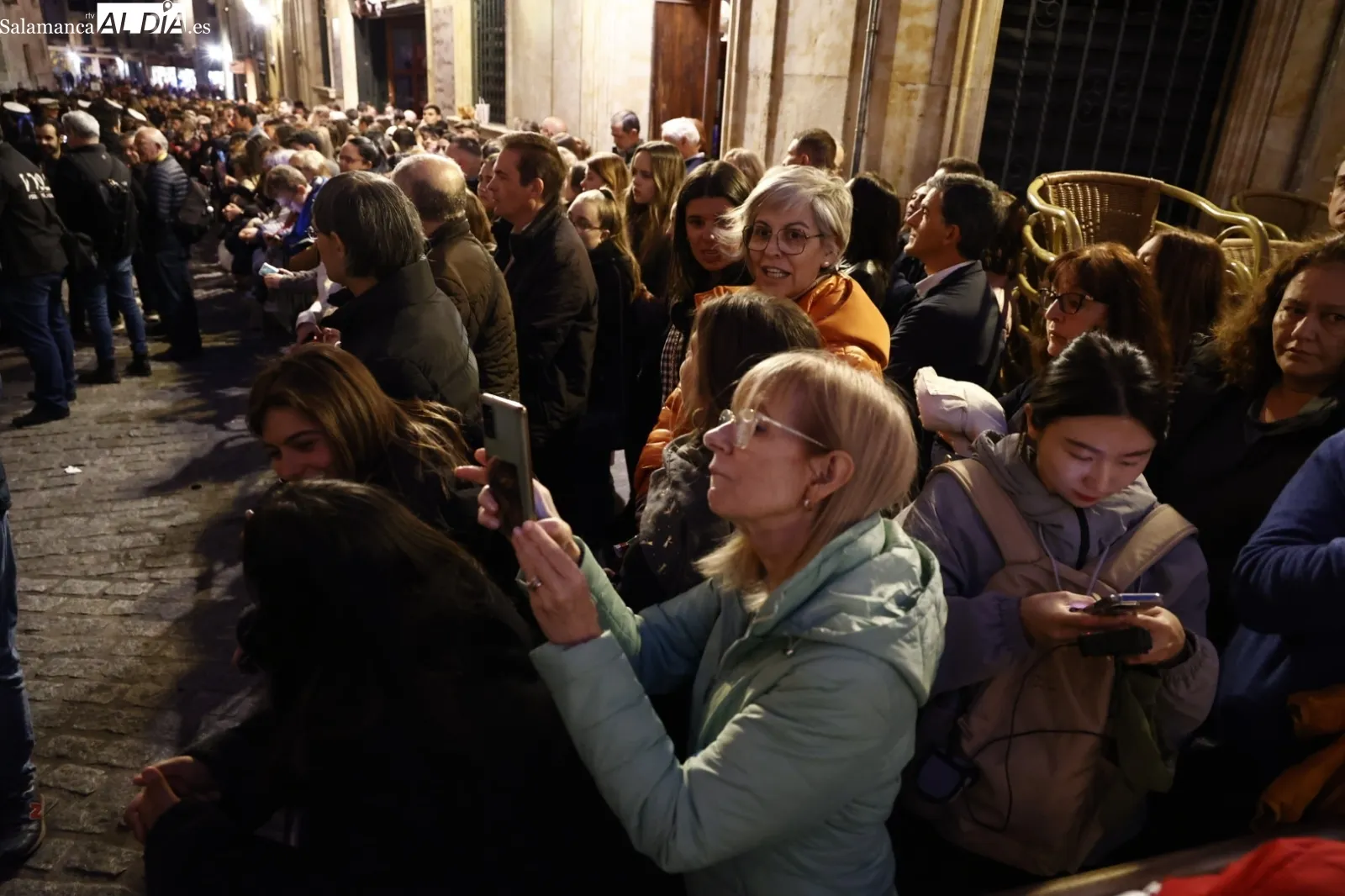 Numerosas personas han seguido la procesión de Jesús Flagelado y Nuestra Señora de las Lágrimas. Fotos: David Sañudo