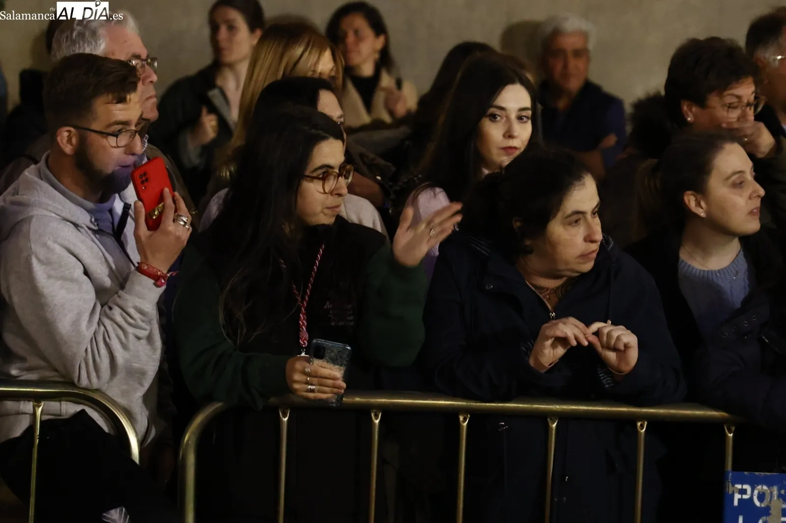 Numerosas personas han seguido la procesión de Jesús Flagelado y Nuestra Señora de las Lágrimas. Fotos: David Sañudo