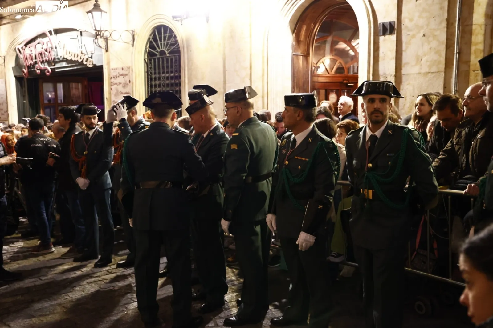 Numerosas personas han seguido la procesión de Jesús Flagelado y Nuestra Señora de las Lágrimas. Fotos: David Sañudo