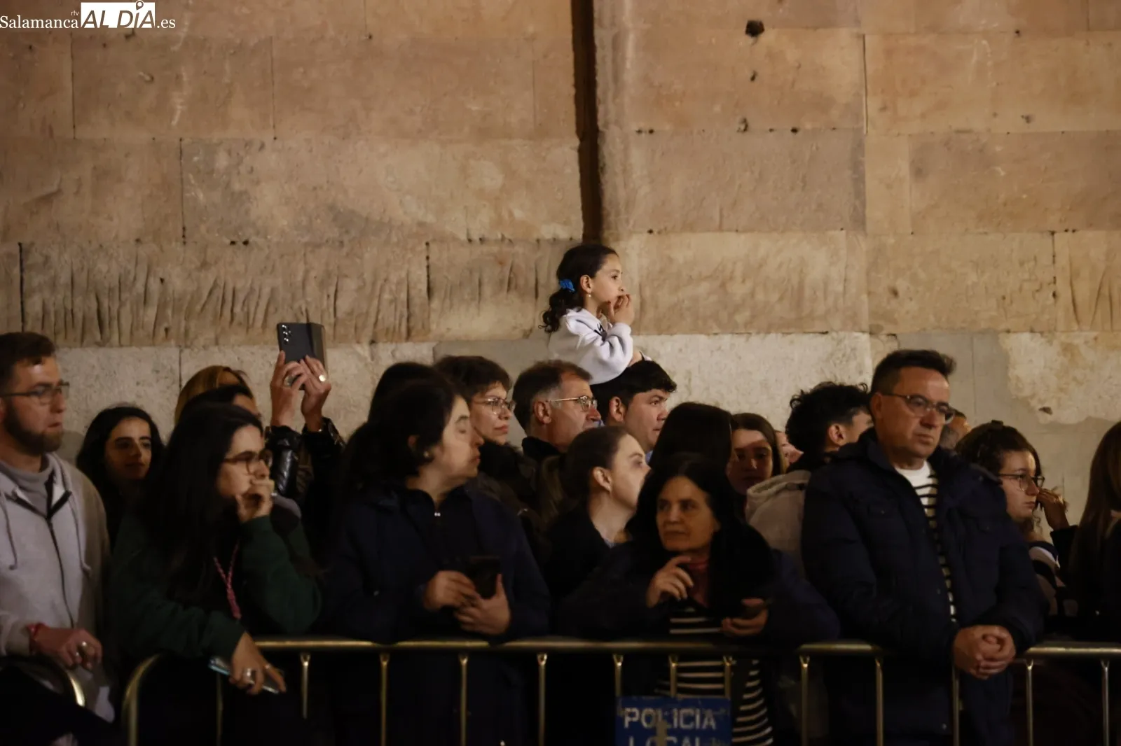 Numerosas personas han seguido la procesión de Jesús Flagelado y Nuestra Señora de las Lágrimas. Fotos: David Sañudo