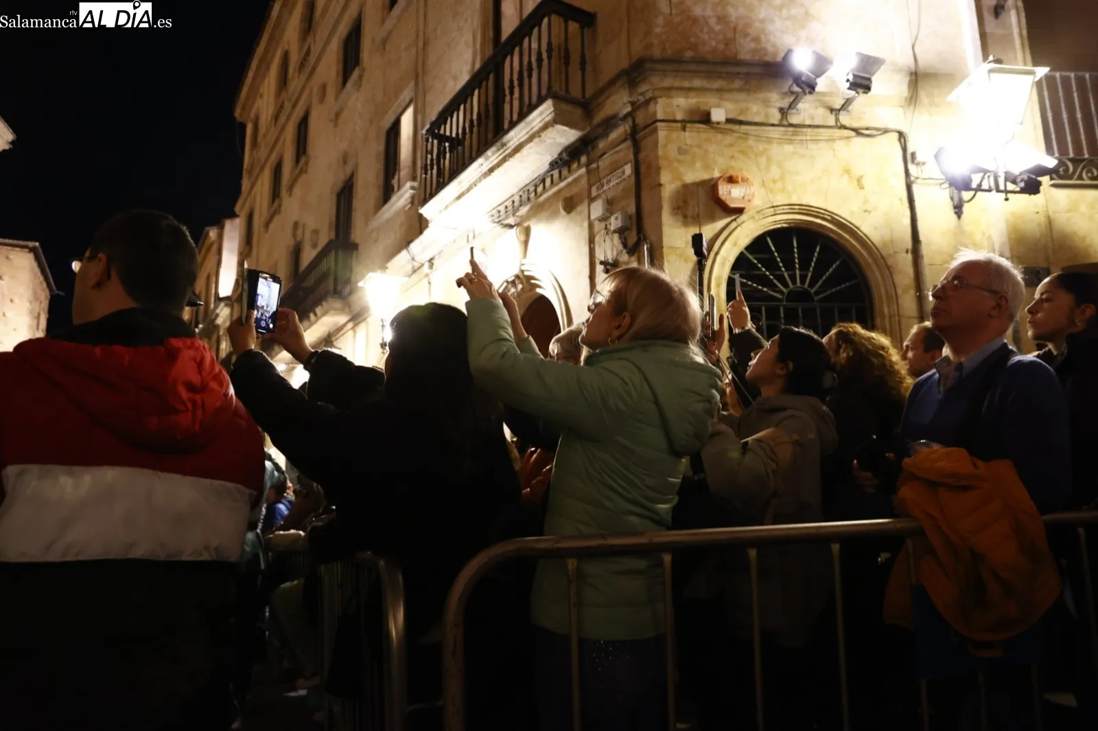 Numerosas personas han seguido la procesión de Jesús Flagelado y Nuestra Señora de las Lágrimas. Fotos: David Sañudo