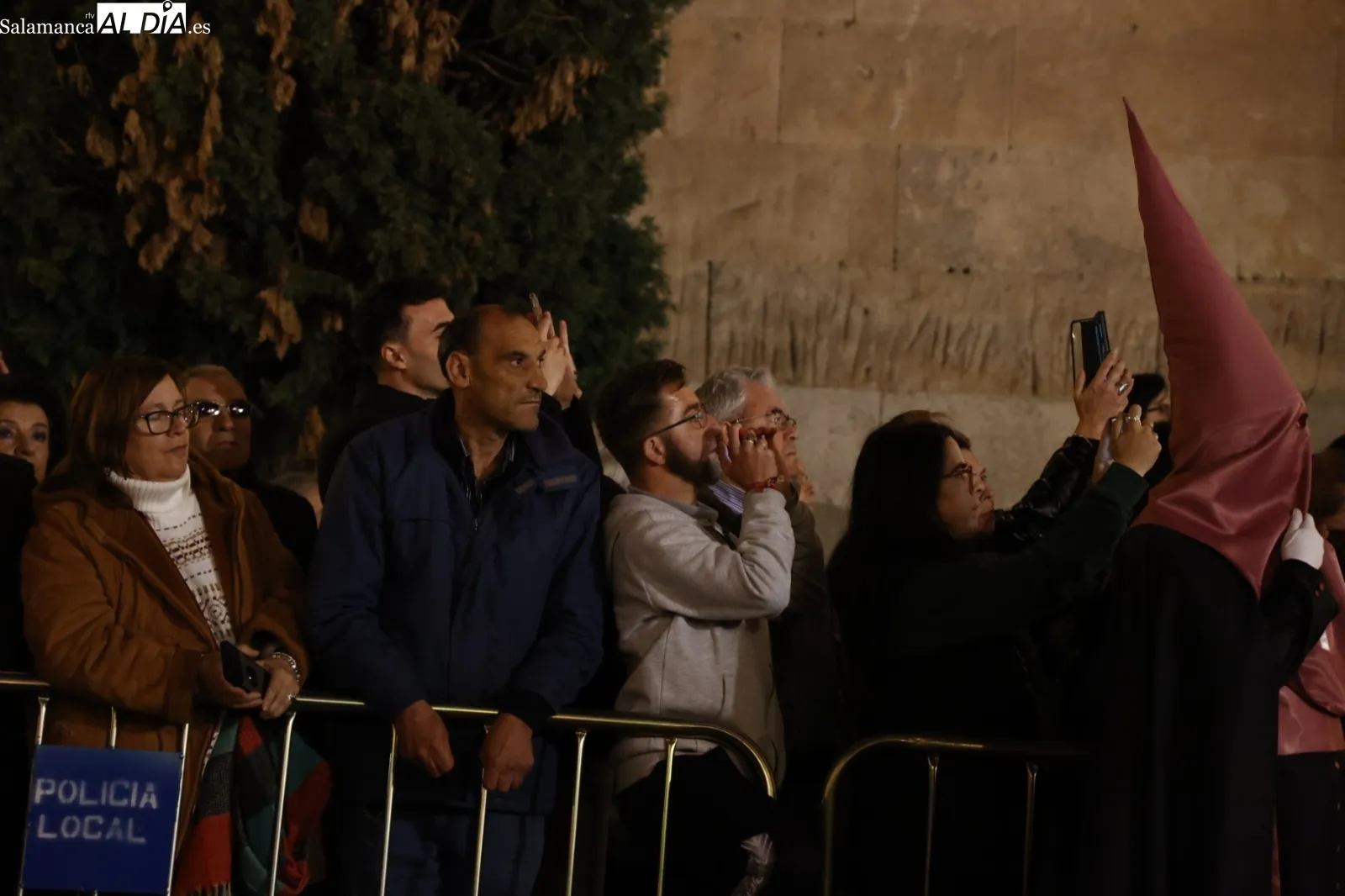 Numerosas personas han seguido la procesión de Jesús Flagelado y Nuestra Señora de las Lágrimas. Fotos: David Sañudo