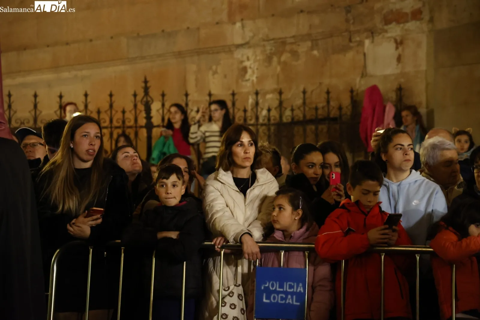 Numerosas personas han seguido la procesión de Jesús Flagelado y Nuestra Señora de las Lágrimas. Fotos: David Sañudo