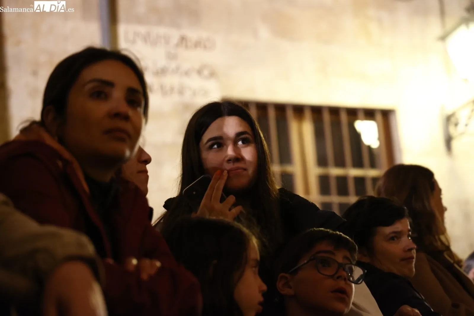 Numerosas personas han seguido la procesión de Jesús Flagelado y Nuestra Señora de las Lágrimas. Fotos: David Sañudo