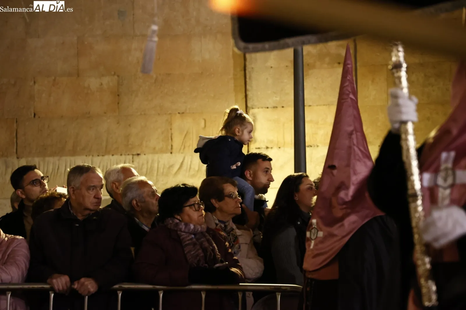 Numerosas personas han seguido la procesión de Jesús Flagelado y Nuestra Señora de las Lágrimas. Fotos: David Sañudo