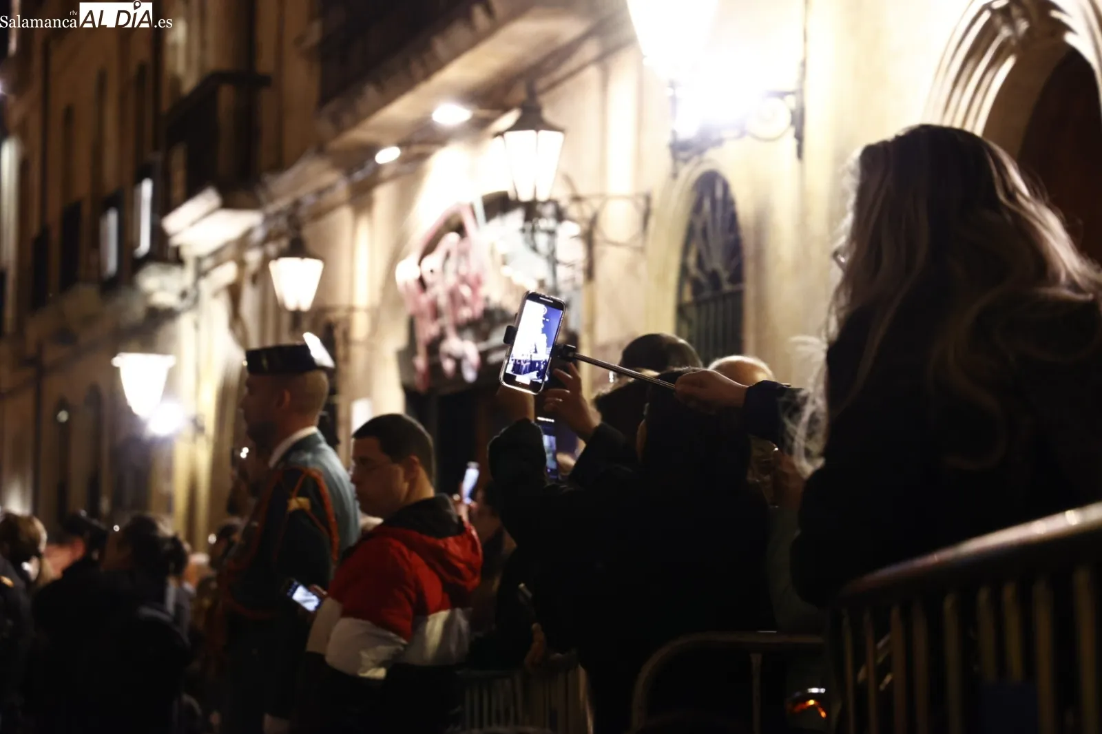 Numerosas personas han seguido la procesión de Jesús Flagelado y Nuestra Señora de las Lágrimas. Fotos: David Sañudo