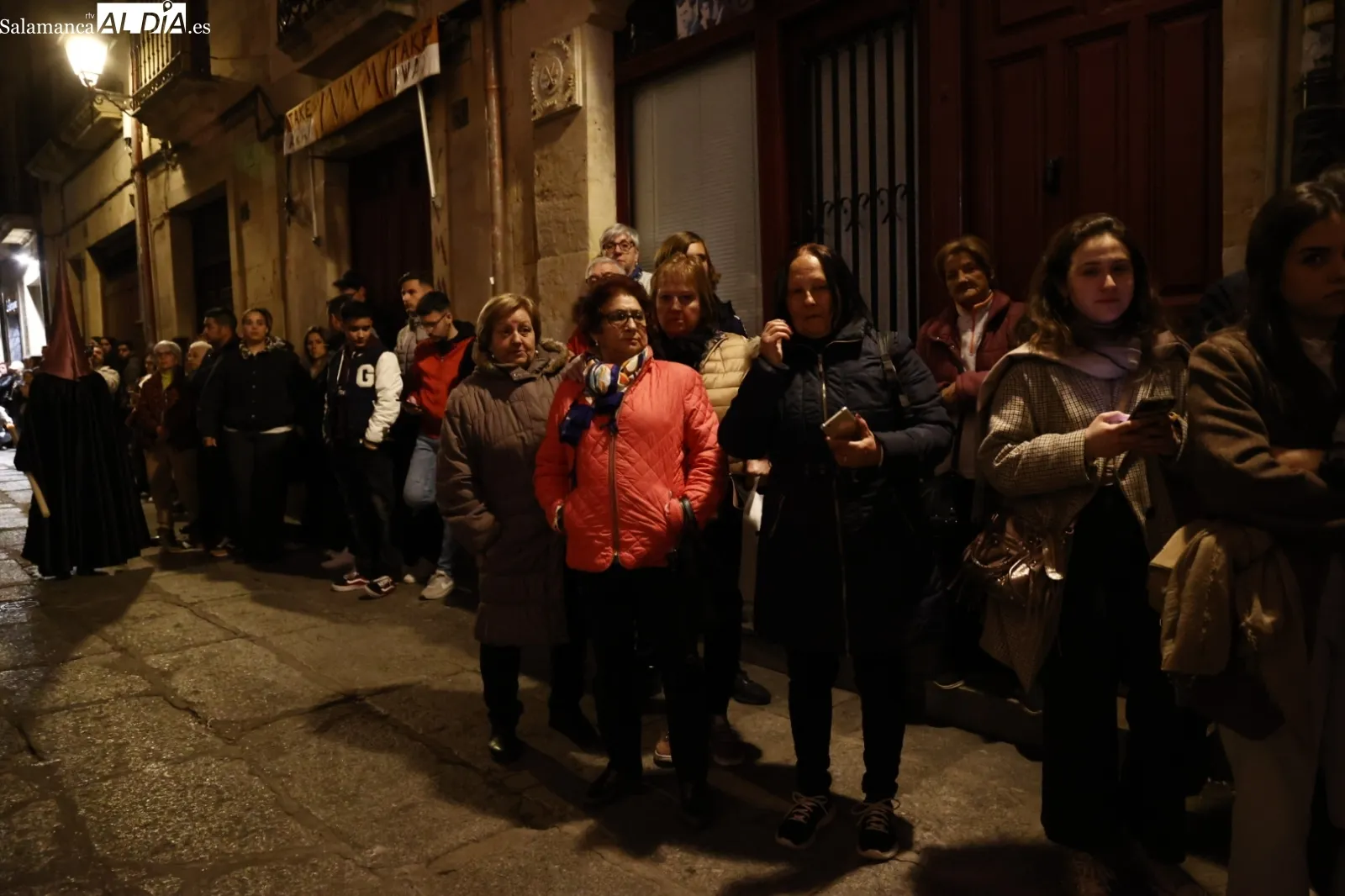 Numerosas personas han seguido la procesión de Jesús Flagelado y Nuestra Señora de las Lágrimas. Fotos: David Sañudo